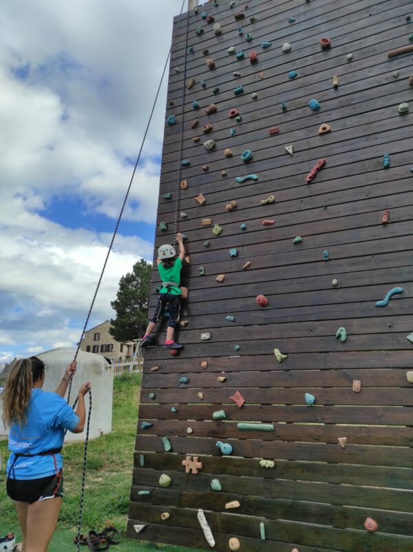 Escalant al rocòdrom del parc d'aventura de Port del Comte