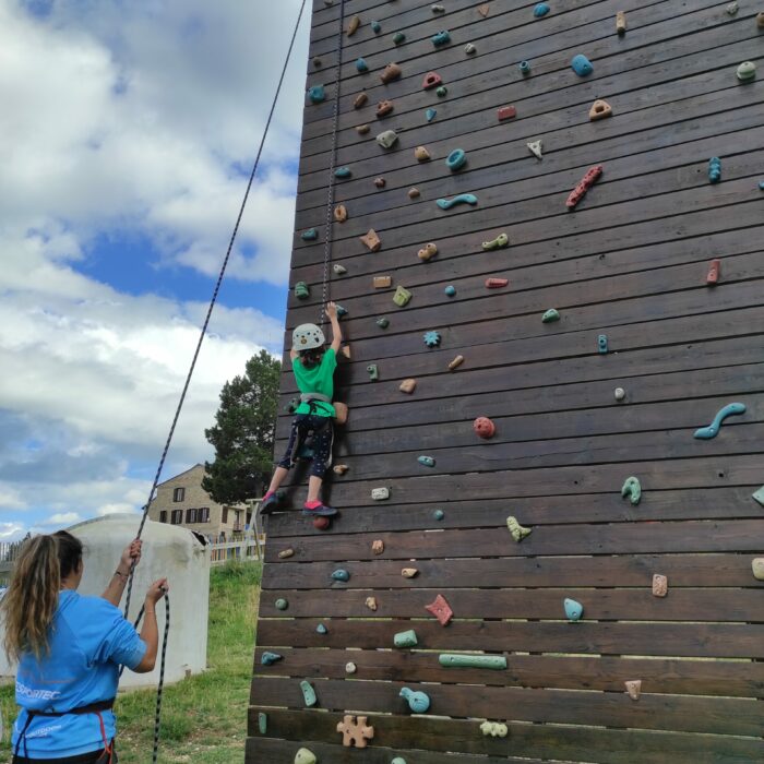 Escalant al rocòdrom del parc d'aventura de Port del Comte