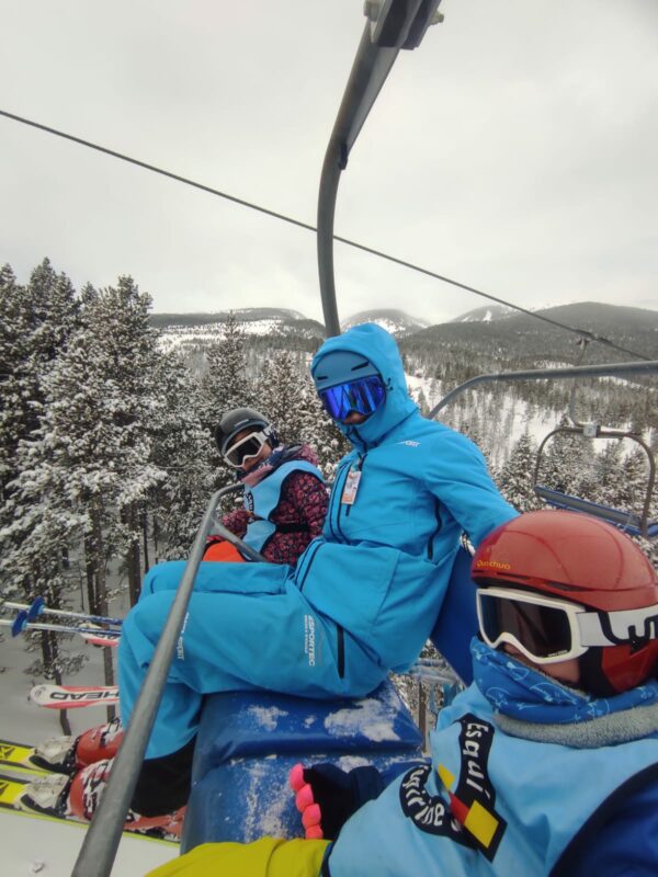classe esquí pujant telecadira