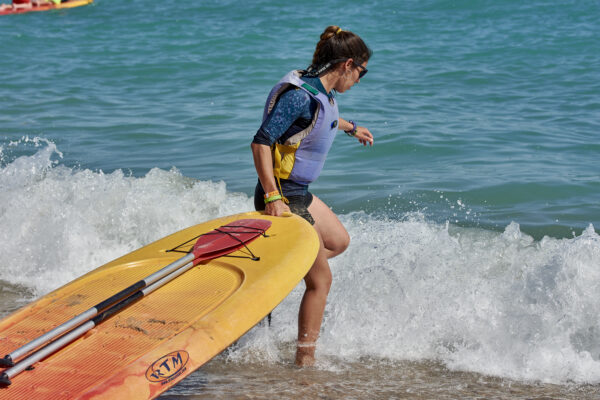 chica paddle surf