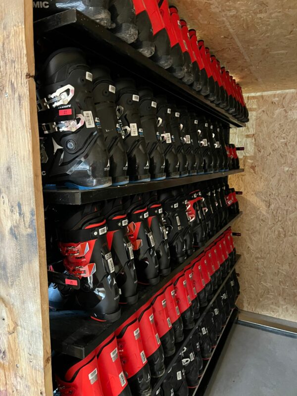 Ski and snowboard equipment rental in La Molina