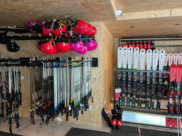 Ski and snowboard equipment rental in La Molina